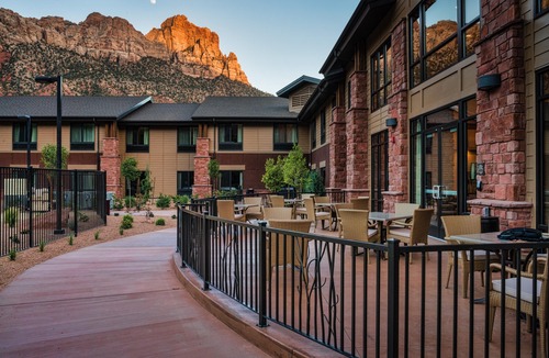 Zion National Park South Entrance Hotel | Hampton Inn & Suites Springdale/Zion National Park