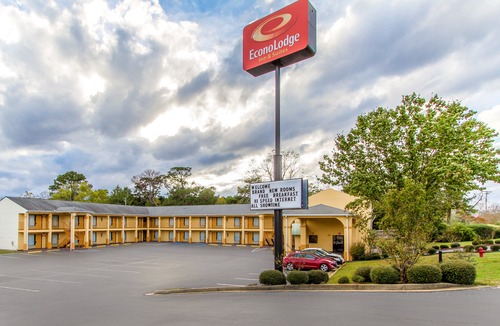 Evergreen Hotel | Econo Lodge Inn & Suites
