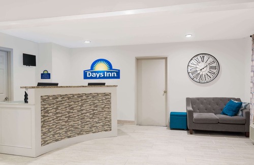 Sellersburg Hotel | Days Inn & Suites by Wyndham Sellersburg