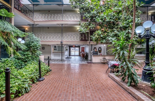 South Tulsa Hotel | OYO Townhouse Tulsa Woodland Hills