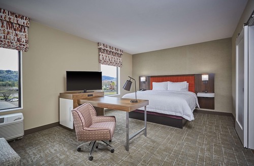 Roseburg Hotel | Hampton Inn & Suites Roseburg
