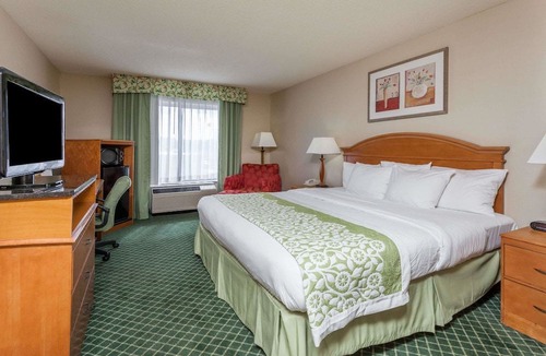 Warren Hotel | Days Inn & Suites by Wyndham Warren