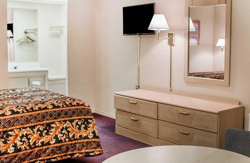 Findlay Hotel | Rodeway Inn Findlay
