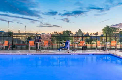 Lake Havasu City Hotel | Holiday Inn Express and Suites Lake Havasu - London Bridge, an Ihg Hotel