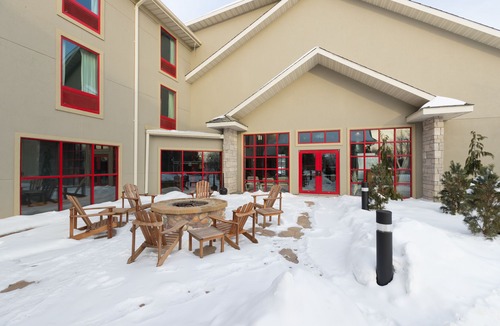 Clive Hotel | Wildwood Lodge & Suites
