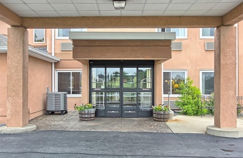 New Holland Hotel | Comfort Inn Amish Country