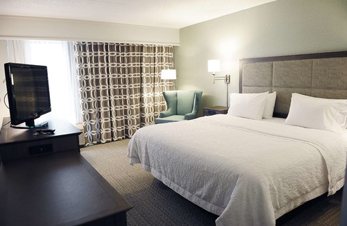 Dulles Town Center Hotel | DoubleTree by Hilton Dulles Airport-Sterling