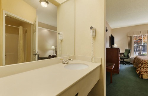 Henderson Hotel | Baymont by Wyndham Henderson Oxford
