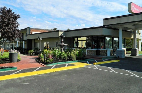Woodlake Hotel | SureStay Plus Hotel by Best Western Sacramento Cal Expo