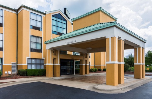 Maumelle Hotel | Quality Suites Maumelle - Little Rock NW