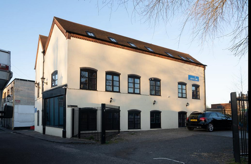 Bilston Hotel | Atz&H Inn