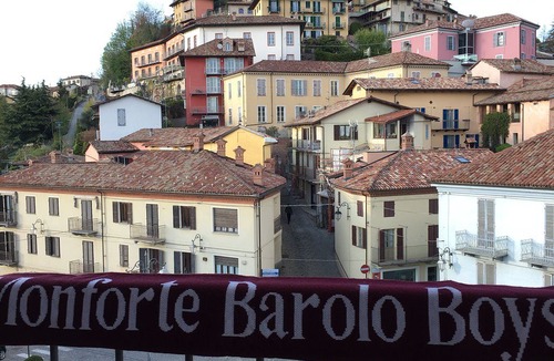 Monforte d'Alba Hotel | Hotel Il Grappolo d'Oro