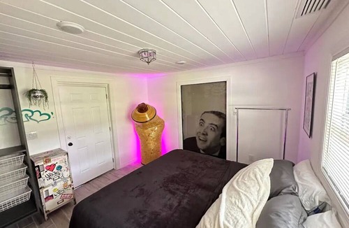 Desoto Acres House | Artistically curated clean space on a 1.5 acre quiet lot. Close to airport.