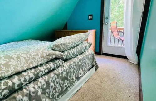 Colborne House | Alisha Lakefront Cottage