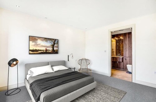 Sands End Apartment | Elegant & Luxury 2BD Penthouse in London Fulham