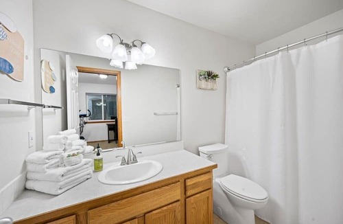 Rockford Bay House | Lake View Escape w/Patio, Balcony, Fire pit & BBQ
