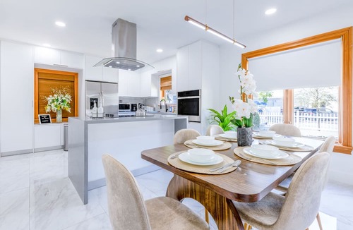 Coral Way Villa | Heavenly Escape: poolside heaven, King bed ,perfect location