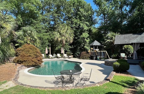 Griffin House | House with Pool, Hot Tub, Outdoor Fireplace with TV, able to sleep 18!