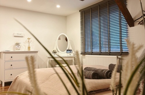 Wolfsbach Apartment | Gemütliche 2-stöckige Ferienwohnung 3 Minuten von der Autobahn!