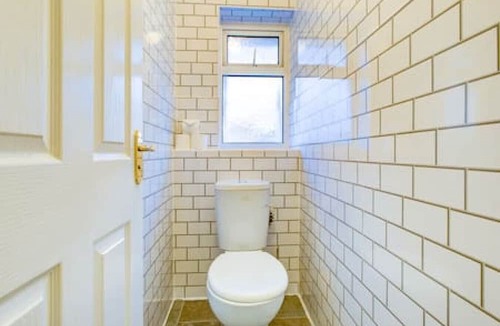Tilehurst House | Quaint 4-Bedroom Retreat in Reading with Parking