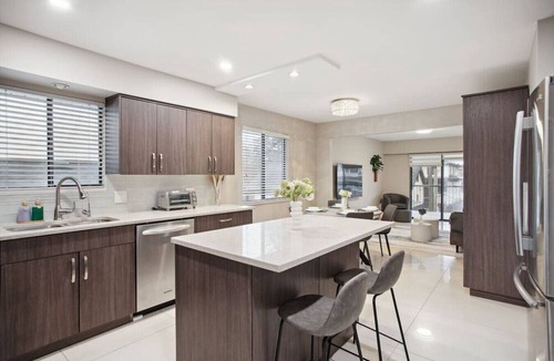 Killarney House | Large Multi-Family Retreat with 2 Car Garage