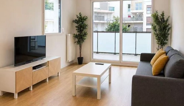 Brand New Family Apartment, Terrace & Parking, 15 min from Disneyland